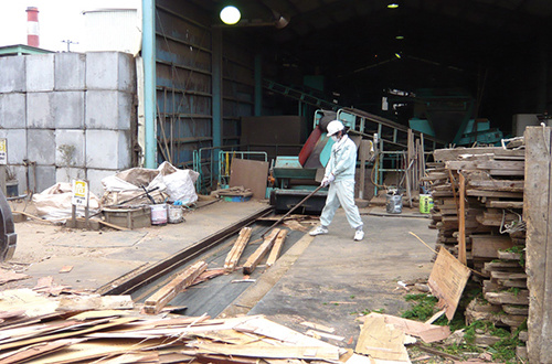 Breaking work of wood wastes
